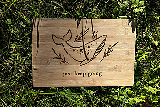 Dekorácie - bambusová doska veľryba "just keep going" - 13686543_