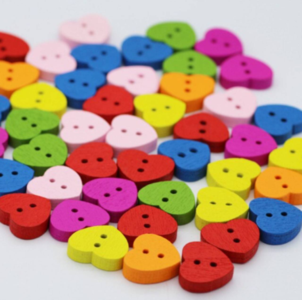 G104 Gombík drevený srdiečko 1,5 cm