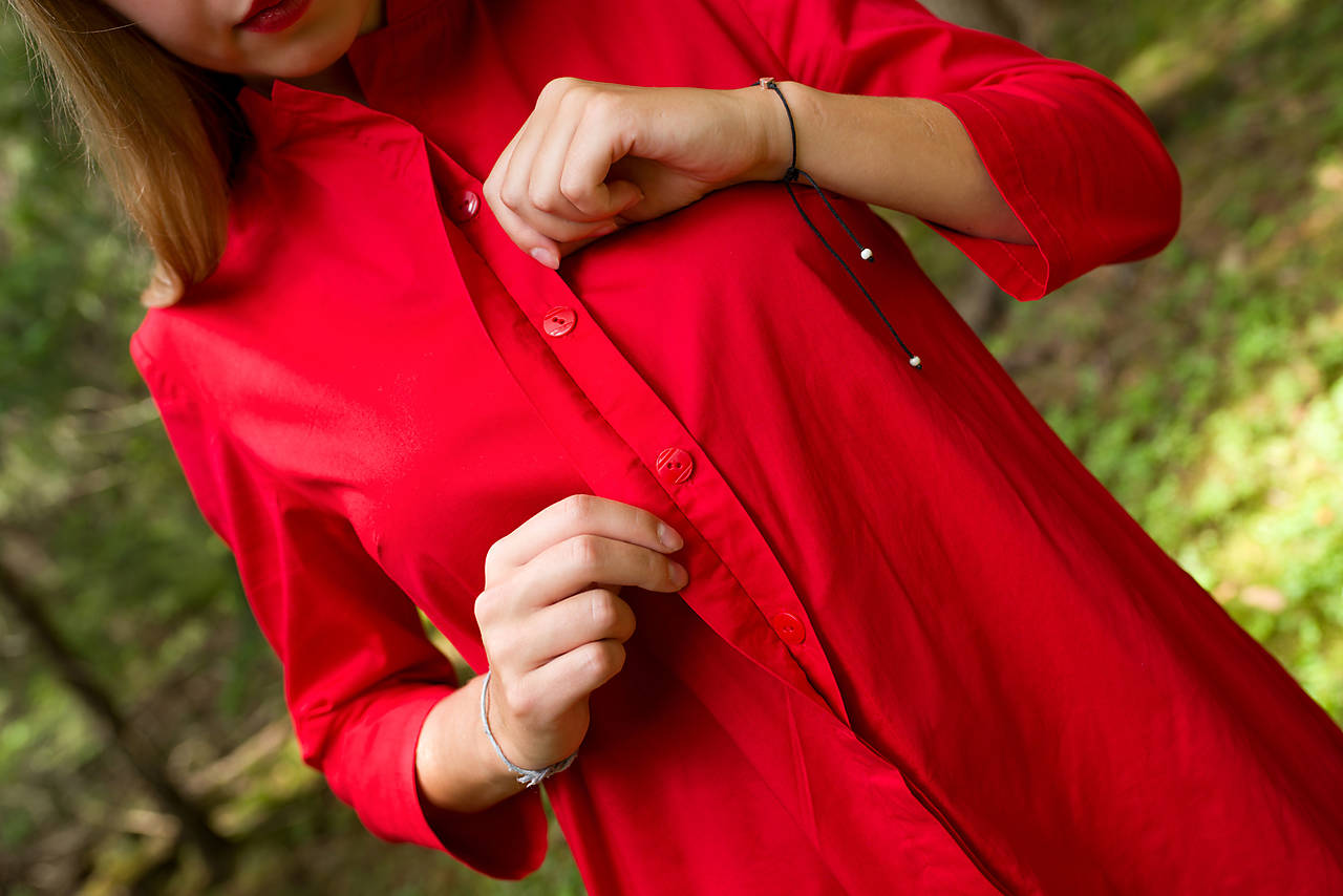 Košilové bavlněné šaty s kapsami - červené