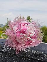Dekorácie - Romantická kytička so satenovymi ružičkami v sisalovom kornutiku - 13691543_