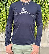 Ručne maľované tričko Cyklista na horách