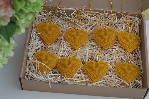 Dekorácie - Darčekové balenie srdiečok zo včelieho vosku - 13695884_