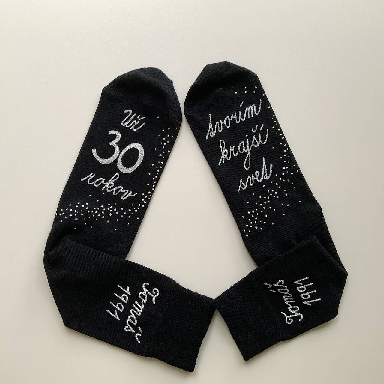 Maľované čierne ponožky k narodeninám (s menom a rokom narodenia nad členkom)