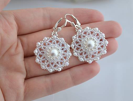 Okrúhle čipkované perlové náušnice z koráliek (Ag925) (Biele perly)