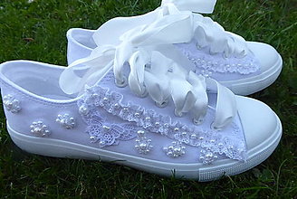 Ponožky, pančuchy, obuv - biele svadobné tenisky s motýľom - 13702960_
