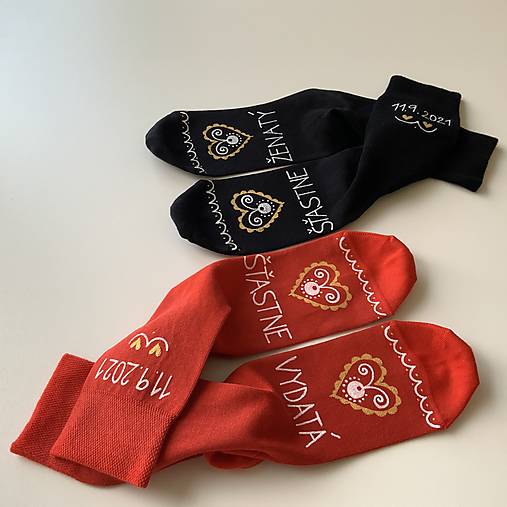 Maľované ponožky pre novomanželov alebo k výročiu svadby - ľudovoladené (biele + čierne) ((červené + čierne))