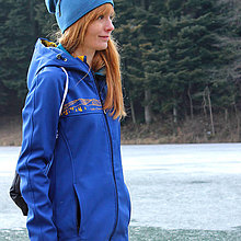Bundy a kabáty - Softshellová bunda s výšivkou hôr modrá - 13700506_
