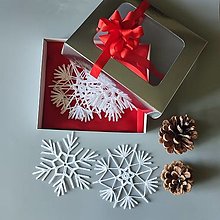 Dekorácie - Háčkované vianočné vločky v krabičke 10 ks - 13702429_