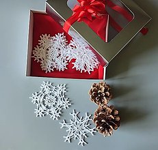 Dekorácie - Háčkované vianočné vločky v krabičke 10 ks - 13702473_
