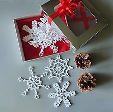 Dekorácie - Háčkované vianočné vločky v krabičke 12 ks - 13702514_