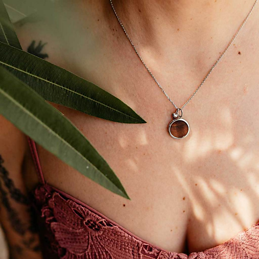 Strieborný náhrdelník Orech