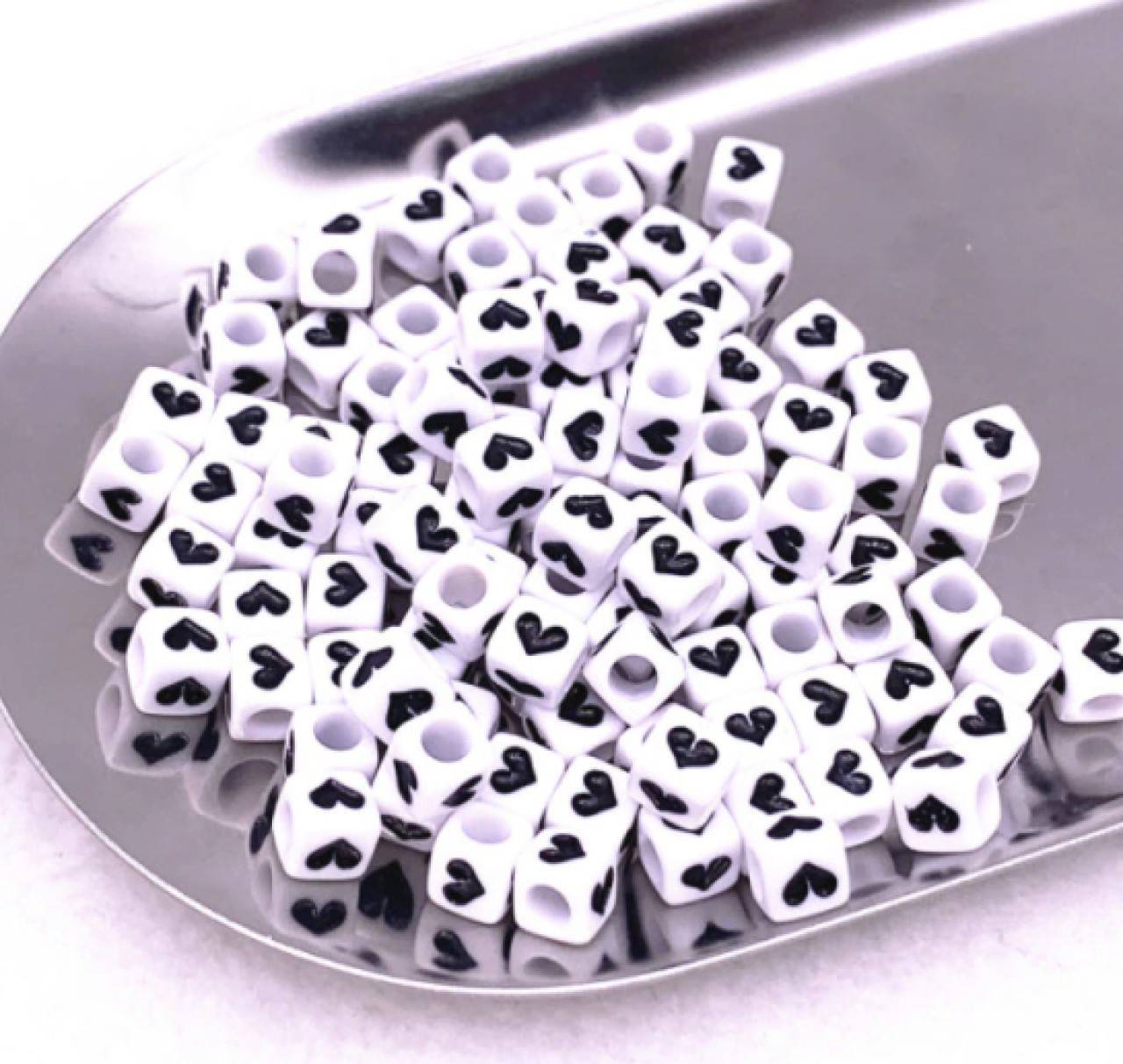 KI101 Korálka akrylová so srdiečkom 6 x 6 mm (Čierna)