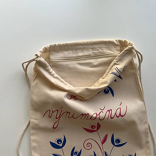 Maľovaný batoh (béžový s kvetinkami a nápisom “Som výnimočná”)