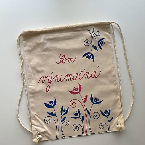 Maľovaný batoh (béžový s kvetinkami a nápisom “Som výnimočná”)
