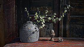 Dekorácie - Tmavá váza z kameniny ZĽAVA - 13714384_