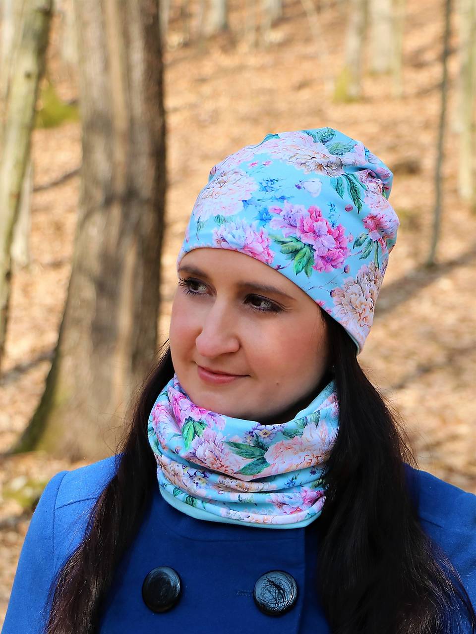 Kvety na belasej čiapka, nákrčník alebo set