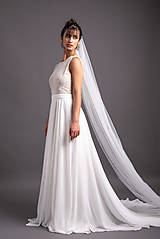 Šaty - Boho jednoduché svadobné šaty s telovým tylovým podšitím a kruhovou sukňou s dlouhou vlečkou - 13736941_