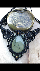 Náhrdelníky - Čierny makramé náhrdelník z minerálu Prehnit - 13742833_