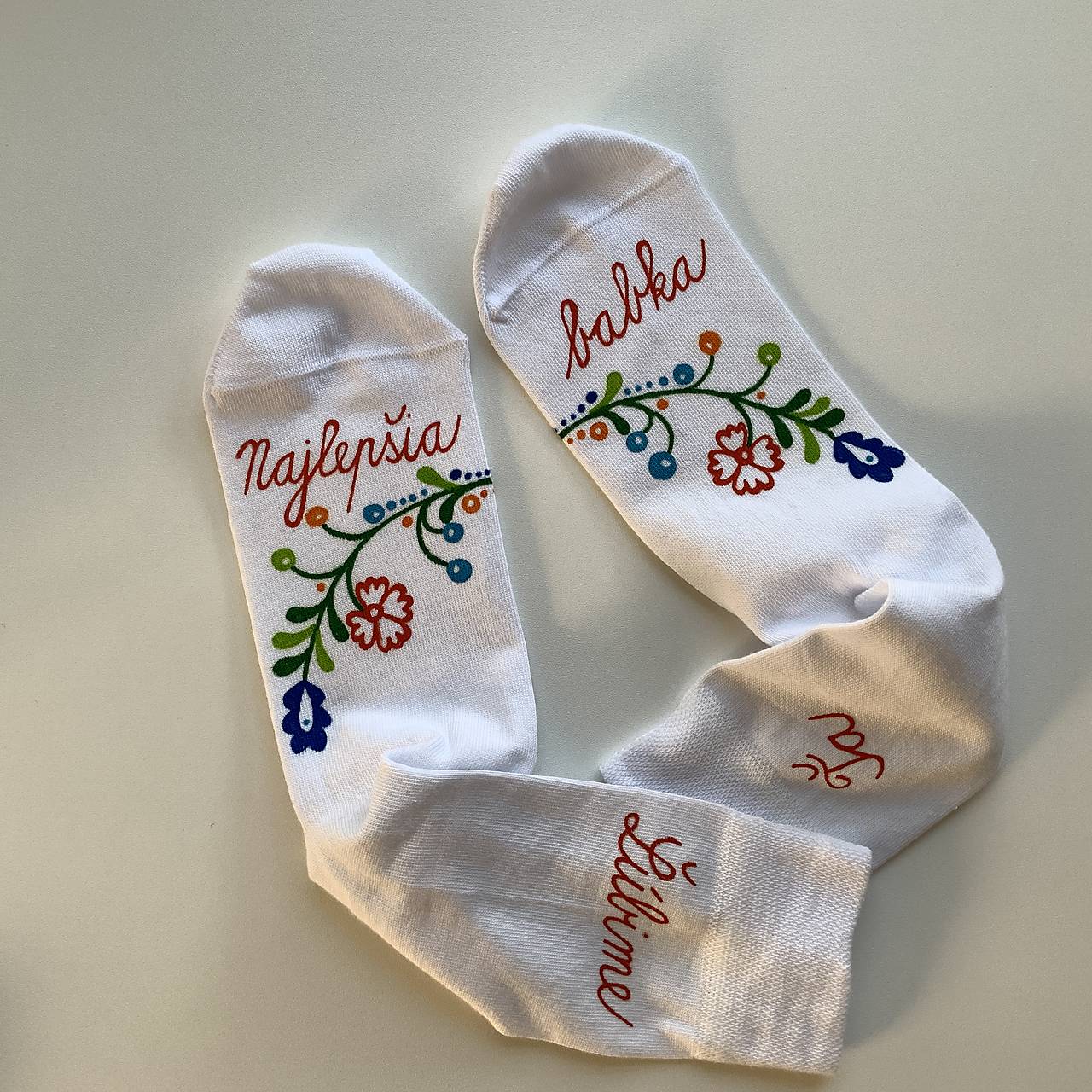 Maľované ponožky pre babku s nápisom: (Najlepšia babka/ Ľúbime ŤA (ľudovoladené))