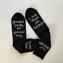 Ponožky, pančuchy, obuv - Maľované ponožky (pre svedka s nápisom "Výnimočné ponožky pre výnimočné kroky/ a chvíle, ktorých som svedkom" čierne 2 aj s menom, dátum a iniciálami nad členkom) - 13740414_