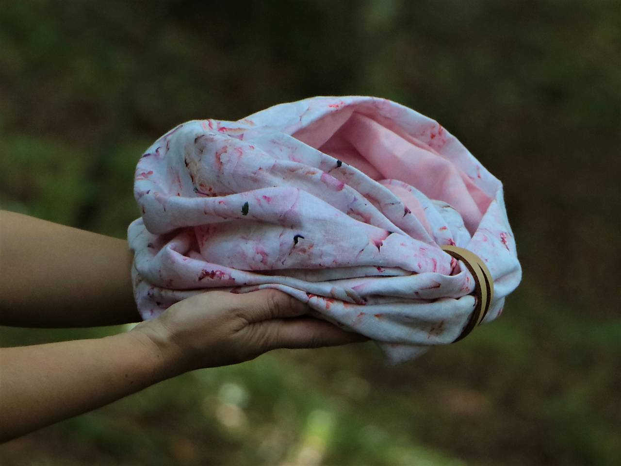 Štýlový ľahučký ľanový nákrčník pastelové ruže