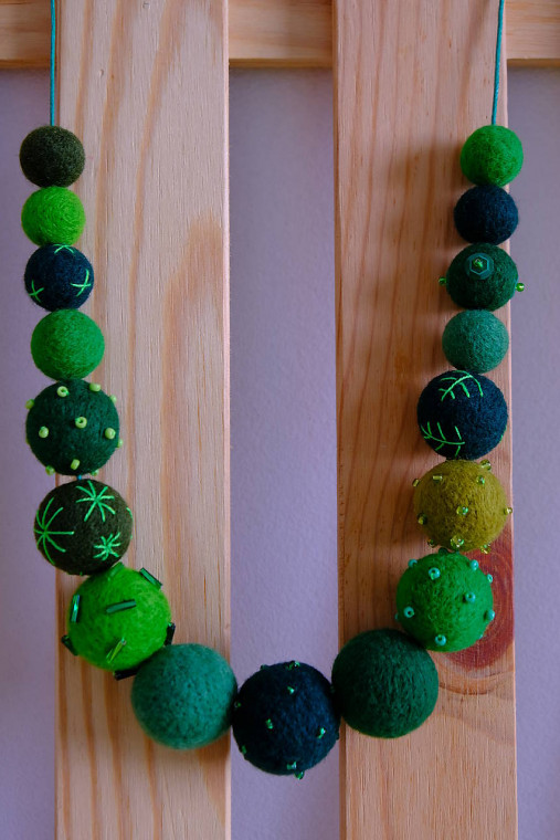 plstený náhrdelník Zelený