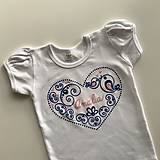 Detské oblečenie - Maľované tričko s ľudovoladeným vzorom v tvare srdca a dievčenské s menom v kombinácii tmavomodrá + svetloružová - 13746559_