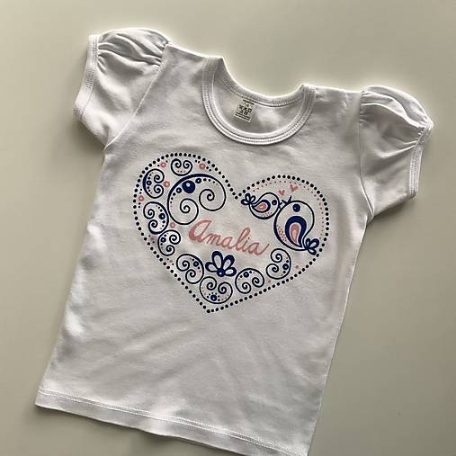 Maľované tričko s ľudovoladeným vzorom v tvare srdca a dievčenské s menom v kombinácii tmavomodrá + svetloružová