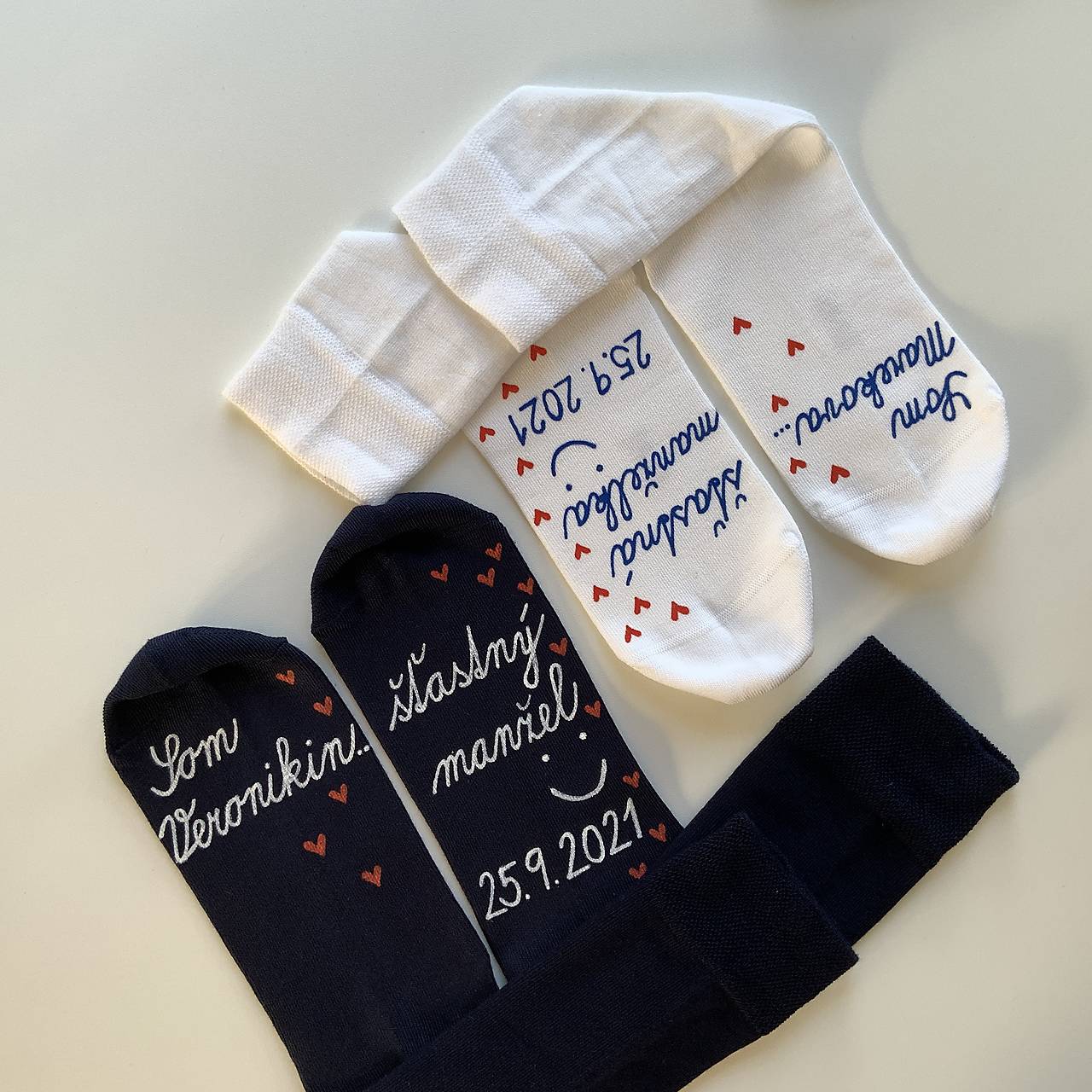 Darčeková sada maľovaných ponožiek s nápismi: "Som ... / šťastný manžel/manželka" (biele + tmavomodré (písané písmo))