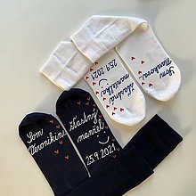 Ponožky, pančuchy, obuv - Sada maľovaných ponožiek s nápismi: "Som ... / šťastný manžel/manželka" (biele + tmavomodré (písané písmo)) - 13743730_