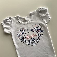 Detské oblečenie - Maľované tričko s ľudovoladeným vzorom v tvare srdca a dievčenské s menom v kombinácii tmavomodrá + svetloružová - 13746559_