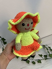 Hračky - Hačkované diečatká (dievčatko v oranž. klobúčiku výška 22 cm) - 13745698_