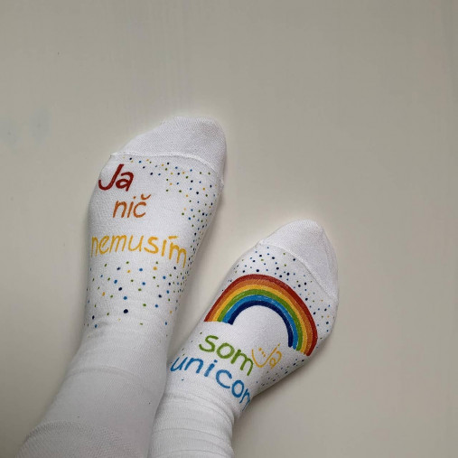 Maľované ponožky s nápisom: Ja nič nemusím, ja som unicorn (biele)