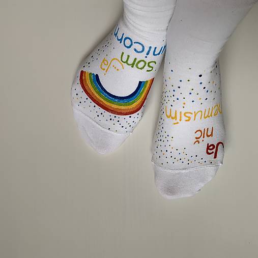 Maľované ponožky s nápisom: Ja nič nemusím, ja som unicorn (biele)