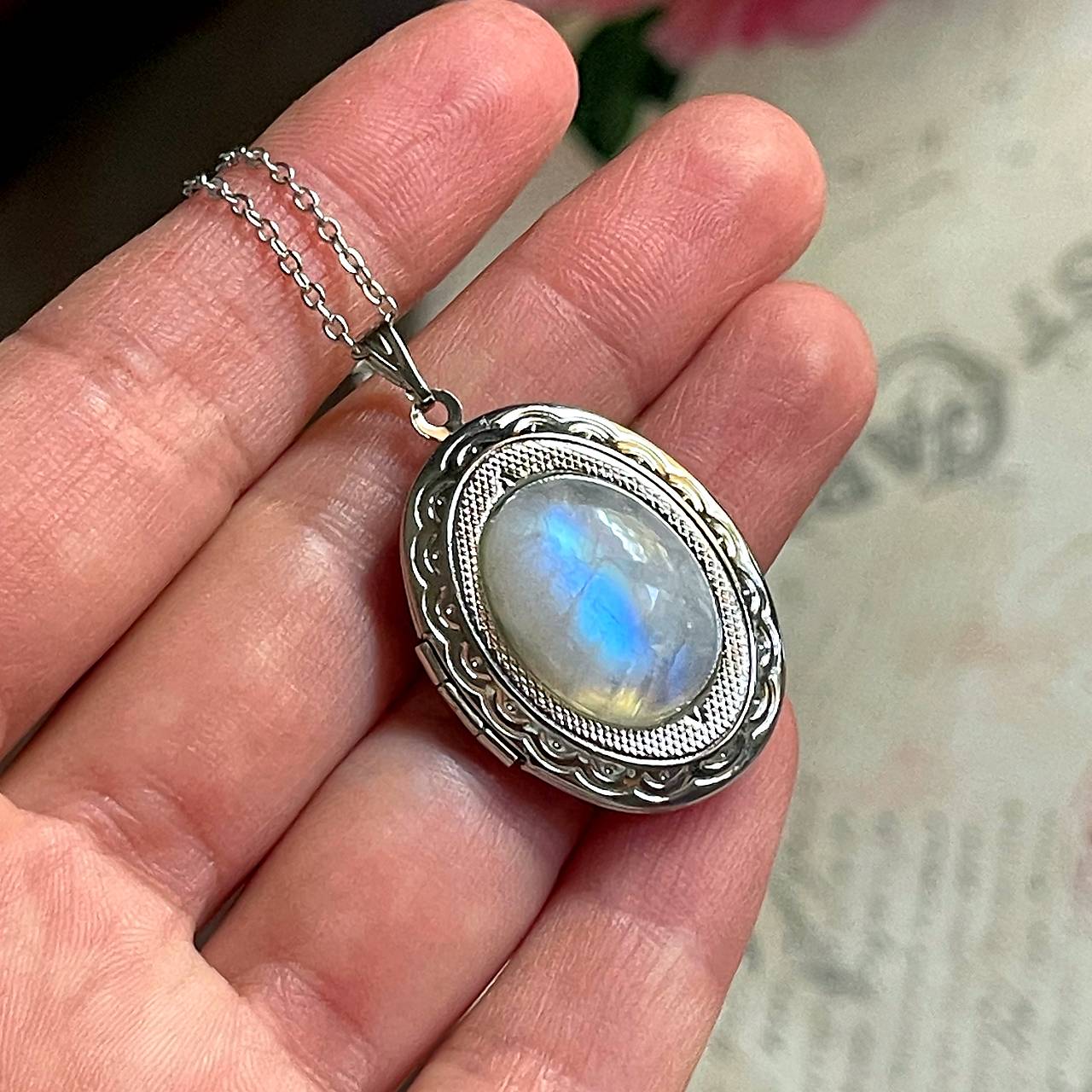 Oval Gemstone Antique Silver Locket Necklace / Otvárací medailón (Moonstone AA)
