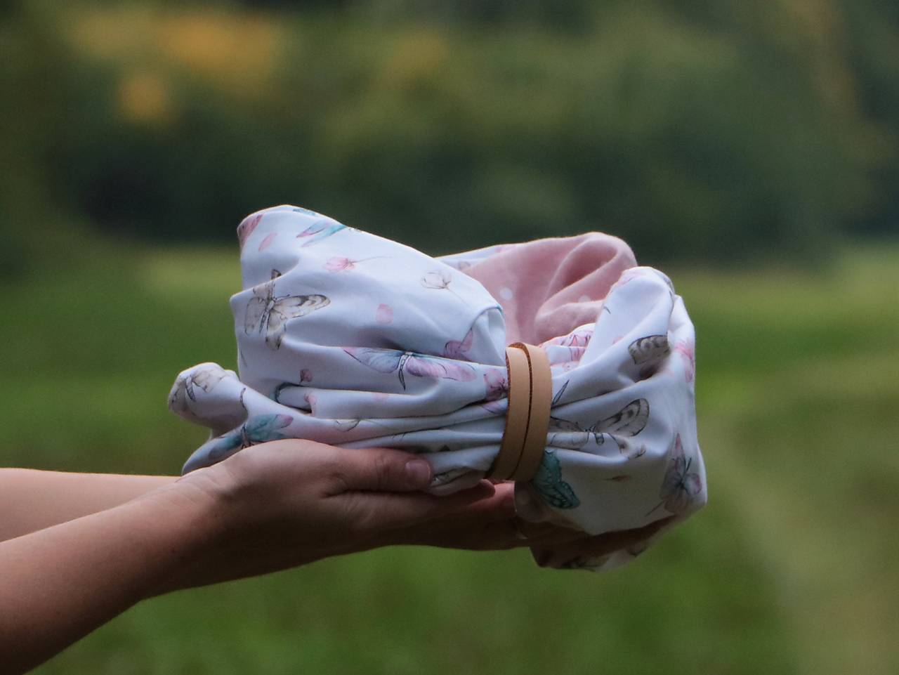 Štýlový nákrčník motýle a vážky