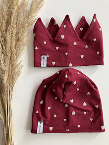 Detské čiapky - Čiapočka a krásna korunka v bordovej farbe so zlatými srdiečkami pre malé hlávky - 13758535_