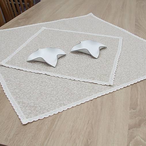  - BELLA - drobné biele kvietky na režnej - obrus štvorec (65 cm x 65 cm) - 13764771_