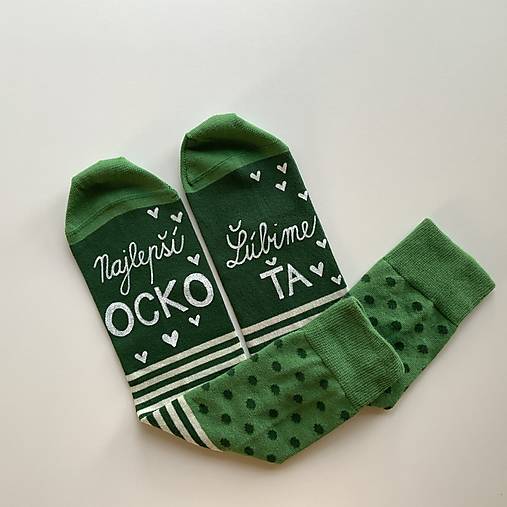 Maľované zelené pásikavé ponožky s nápisom: “Najlepší OCKO / Ľúbime ŤA”