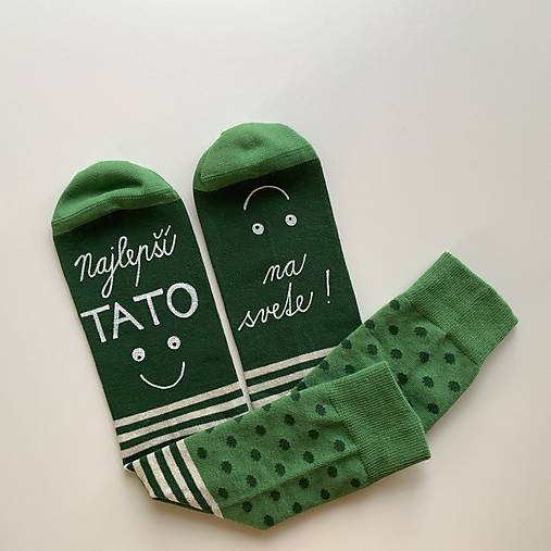 Maľované zelené pásikavé ponožky s nápisom: “Najlepší TATO / na svete :)”