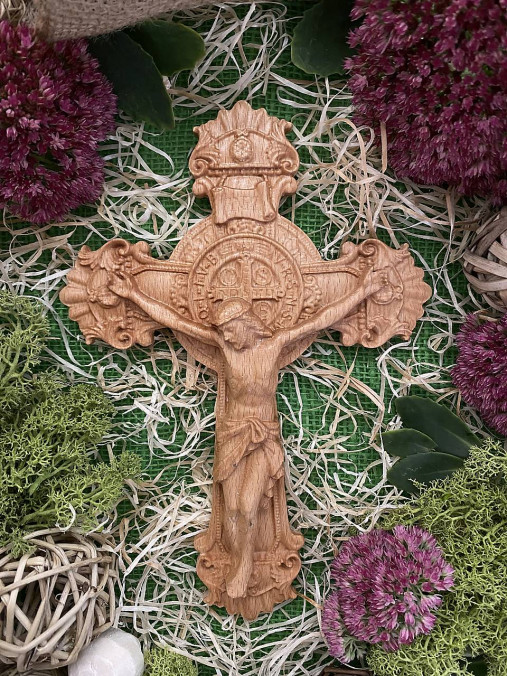 Kríž Ježiš s benediktínskym krížom