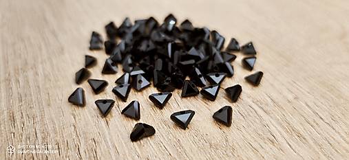 Korálky - Obrusované korálky trojuholníkové 8 mm (Čierna) - 13767882_
