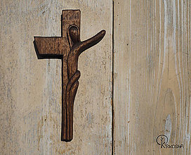 Dekorácie - Ručne vyrezávaný drevený krížik - svadobný - 13766807_