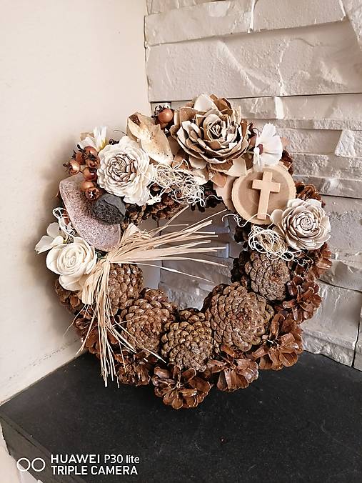 Dekorácie - Prírodný smútočný veniec s krížikom 25cm - 13768106_