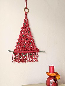 Dekorácie - Macramé vianočný stromček červený s korálkami - 13771337_