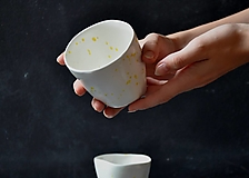 Nádoby - Šálka, hrnček, váza pohár bielo-žltý - 13774850_