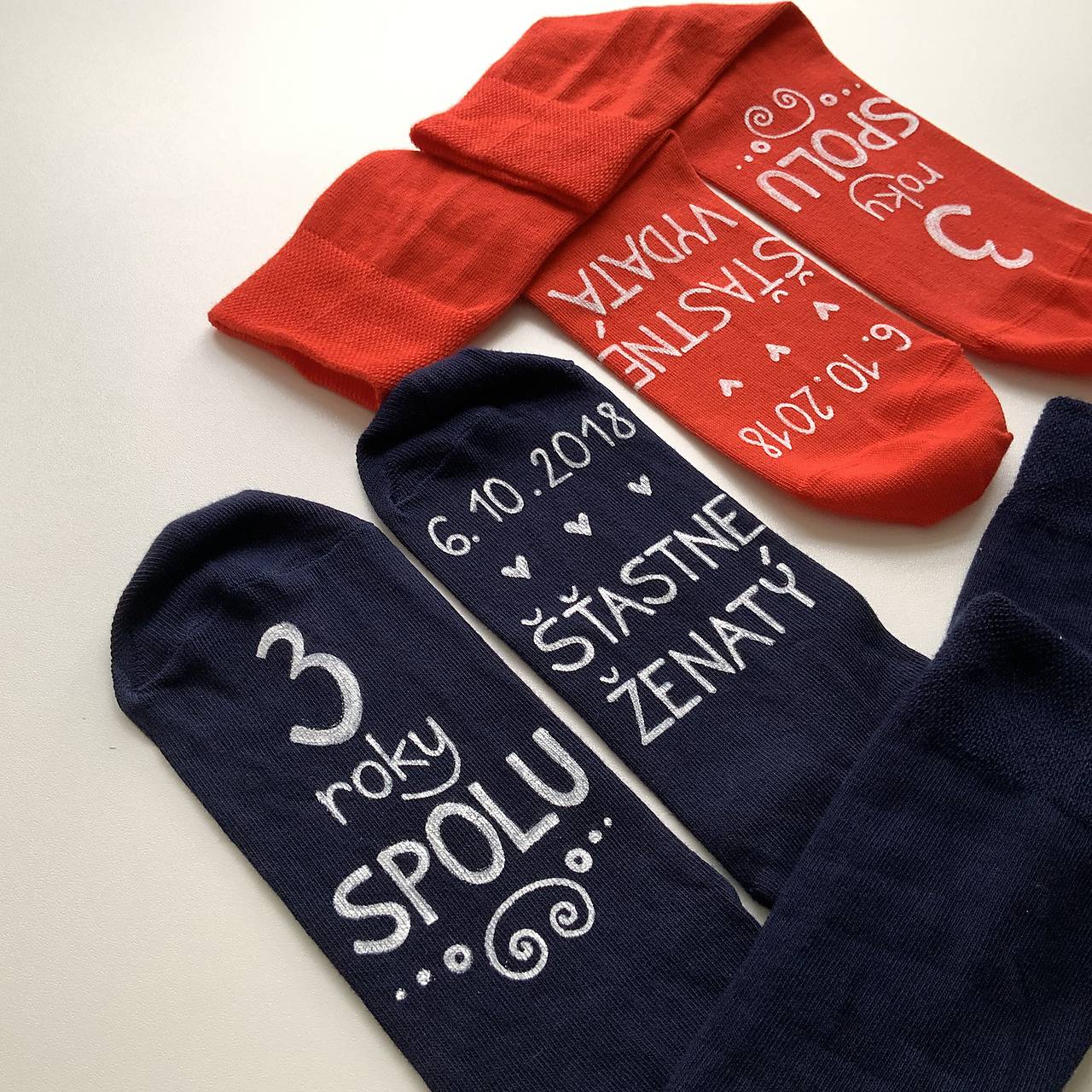 Maľované ponožky k výročiu svadby (červené + tmavomodré)