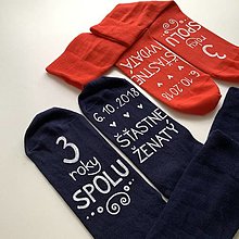 Ponožky, pančuchy, obuv - Maľované ponožky k výročiu svadby (červené + tmavomodré) - 13777545_