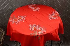 Úžitkový textil - Obrus. Červený ručne vyšívaný ne perličkovom plátne. - 13783090_