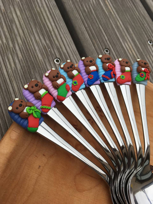 Príbory, varešky, pomôcky - Macko v ponožke vianočný (Fialová svetlá) - 13790216_